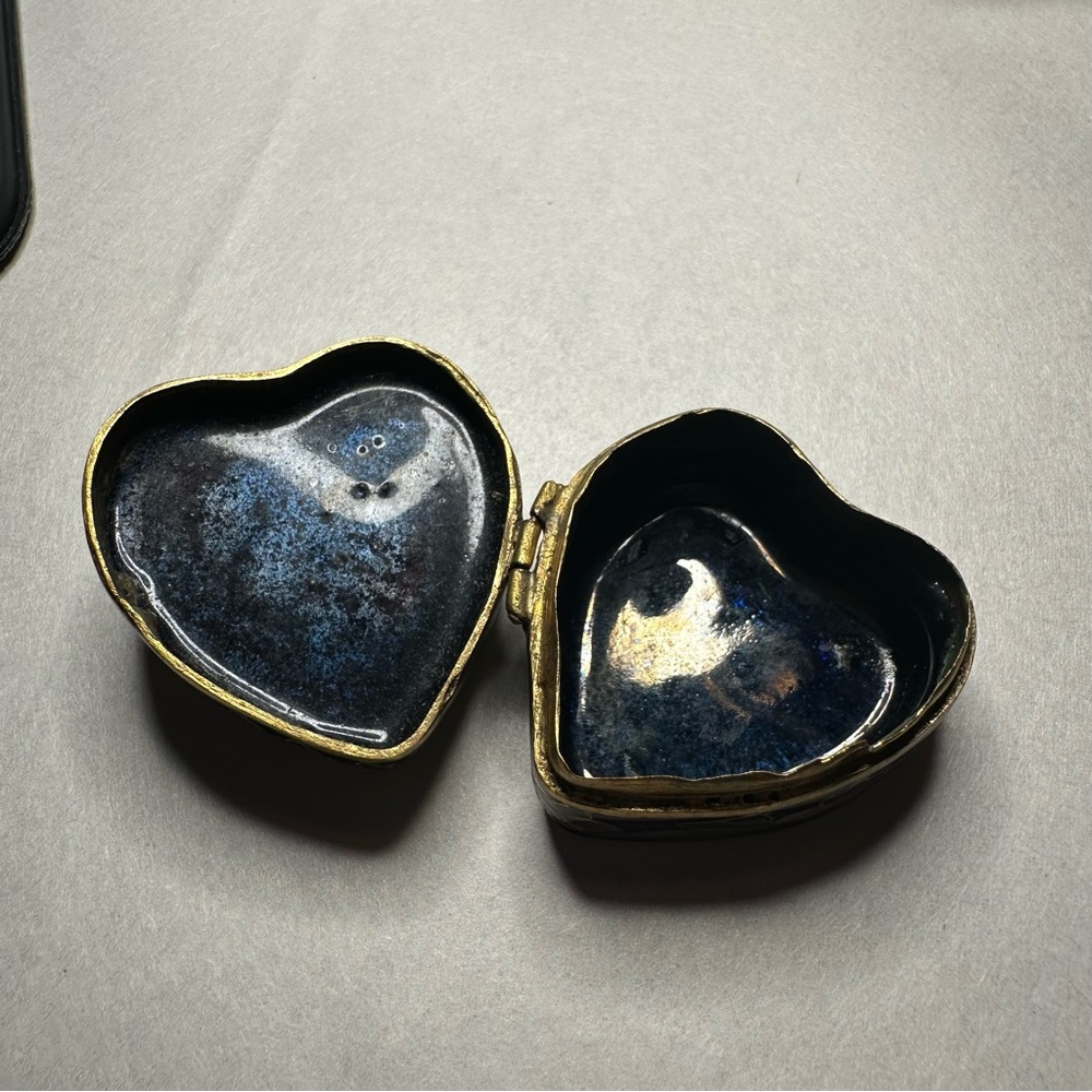 VINTAGE HEART SHAPED Cloisonne & Needlepoint (petit point) trinket box - Picture 3 of 6